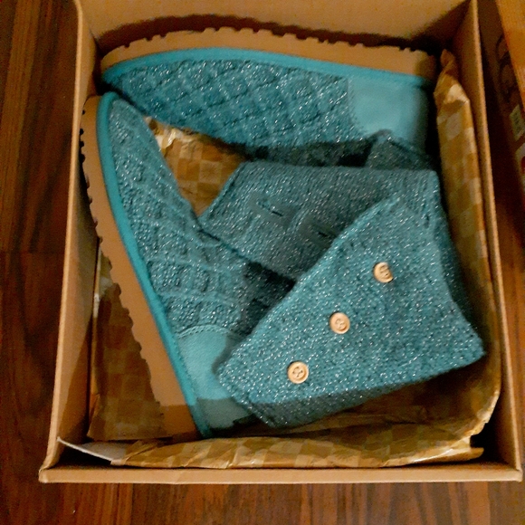 COPY - NWOT- Ugg - Picture 1 of 2